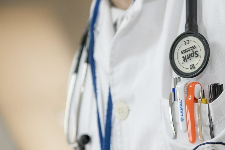 doctor-563428_1280 ANAAO sospensione libera professione intramoenia