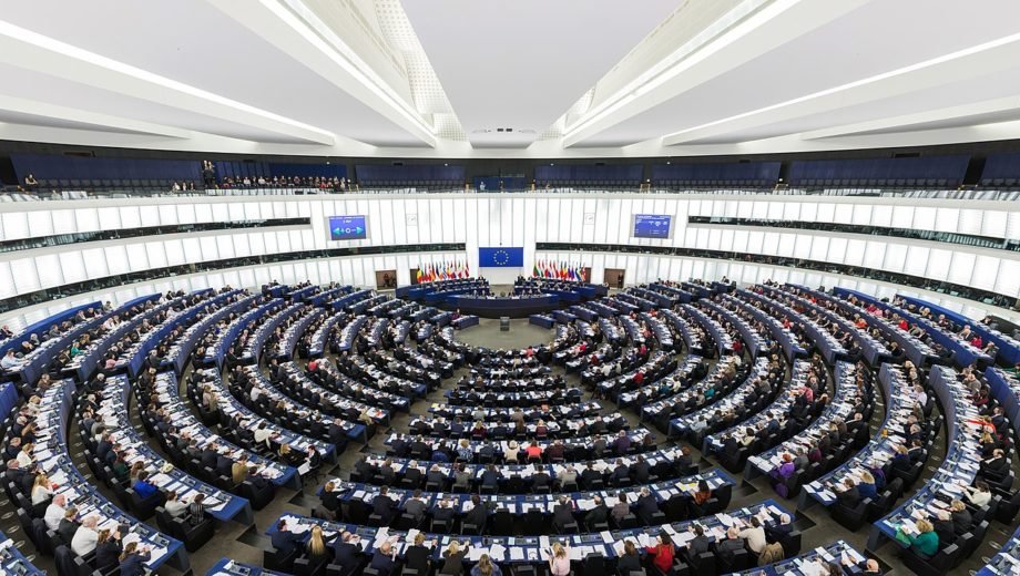 1275px-European_Parliament_Strasbourg_Hemicycle_-_Diliff Parlamento Europeo