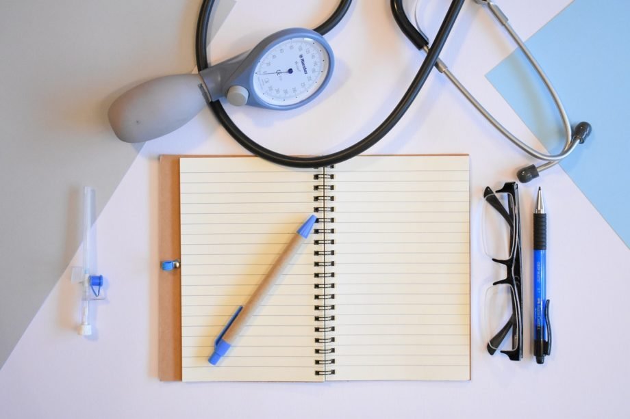 doctor-gc9b4972aa_1280 medico