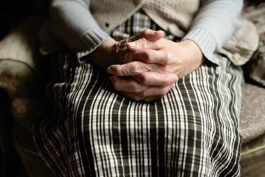 hands-4051469_1280 anziani