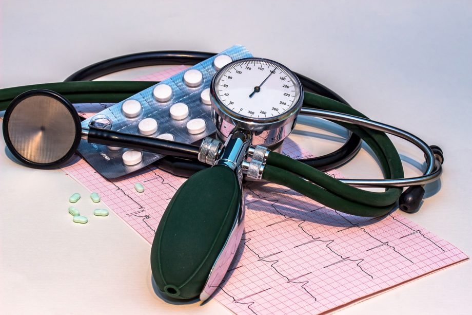 blood-pressure-monitor-g745e2ad18_1280 malattie cardiovascolari