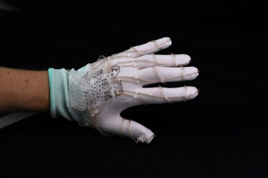 Guanto-che-fa-percepire-simultaneamente-il-contatto-e-la-temperatura-di-oggetti-virtuali robot indossabili
