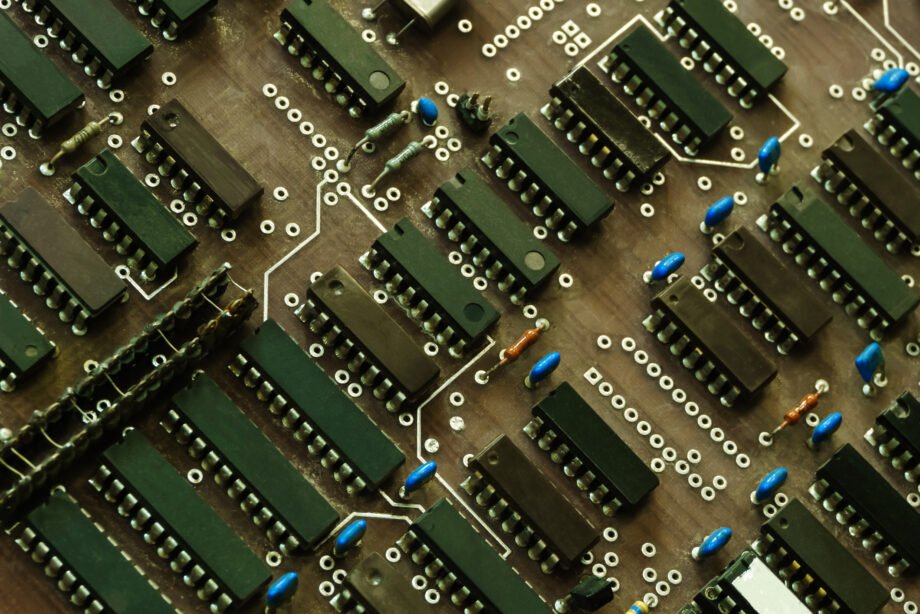 dreamstime_m_148359578 Vecchia scheda madre del calcolatore. Fondo - vecchia scheda madre antiquata polverosa del computer con i microchip